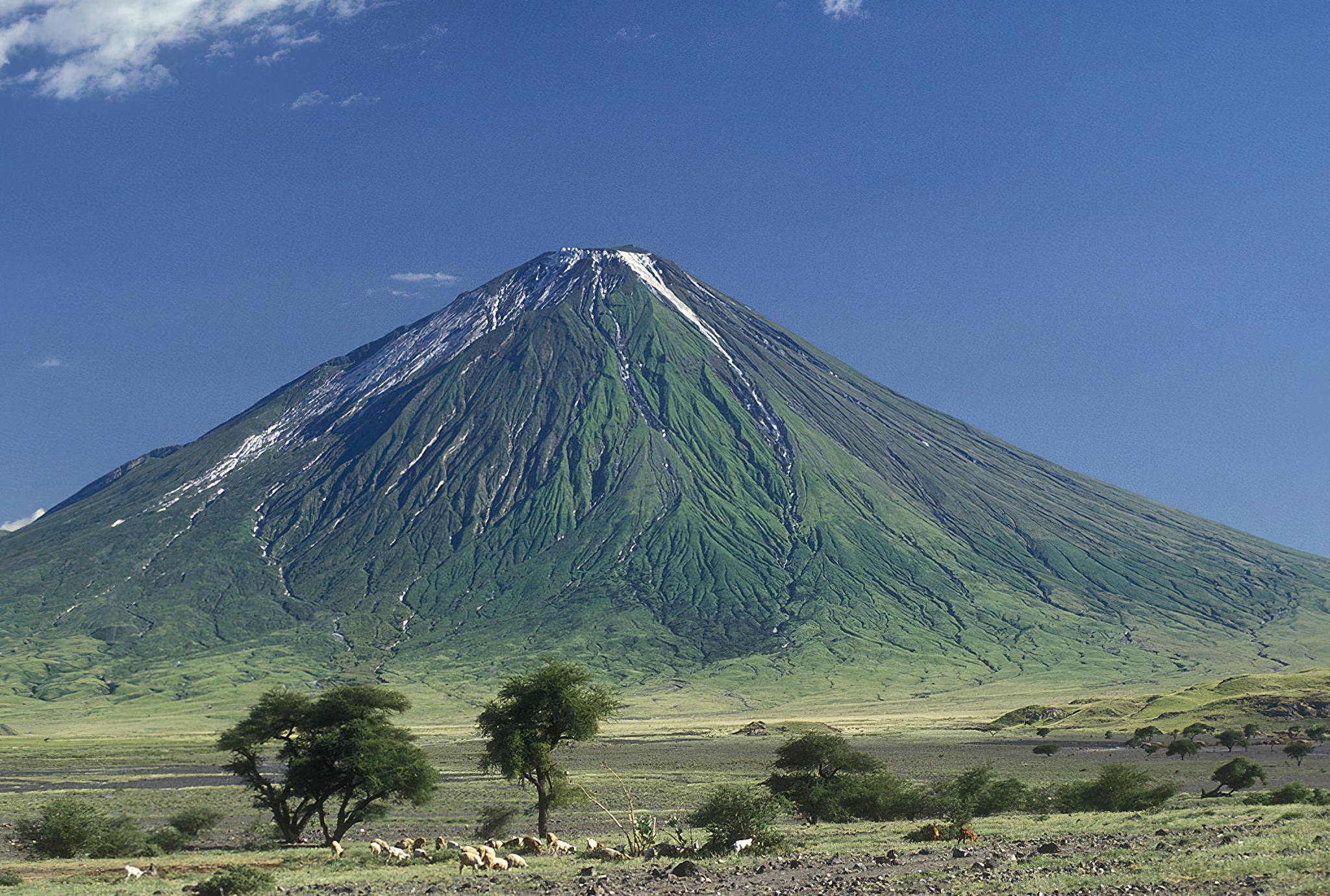 Mount_Oldonyo_Lengai_08